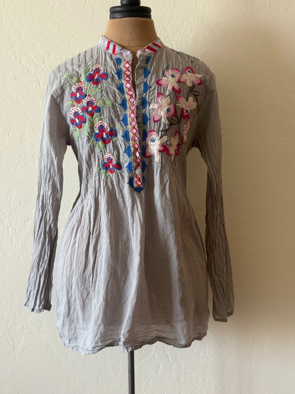 Johnny Was Embroidered Top/Tunic. Size XS. Gray.